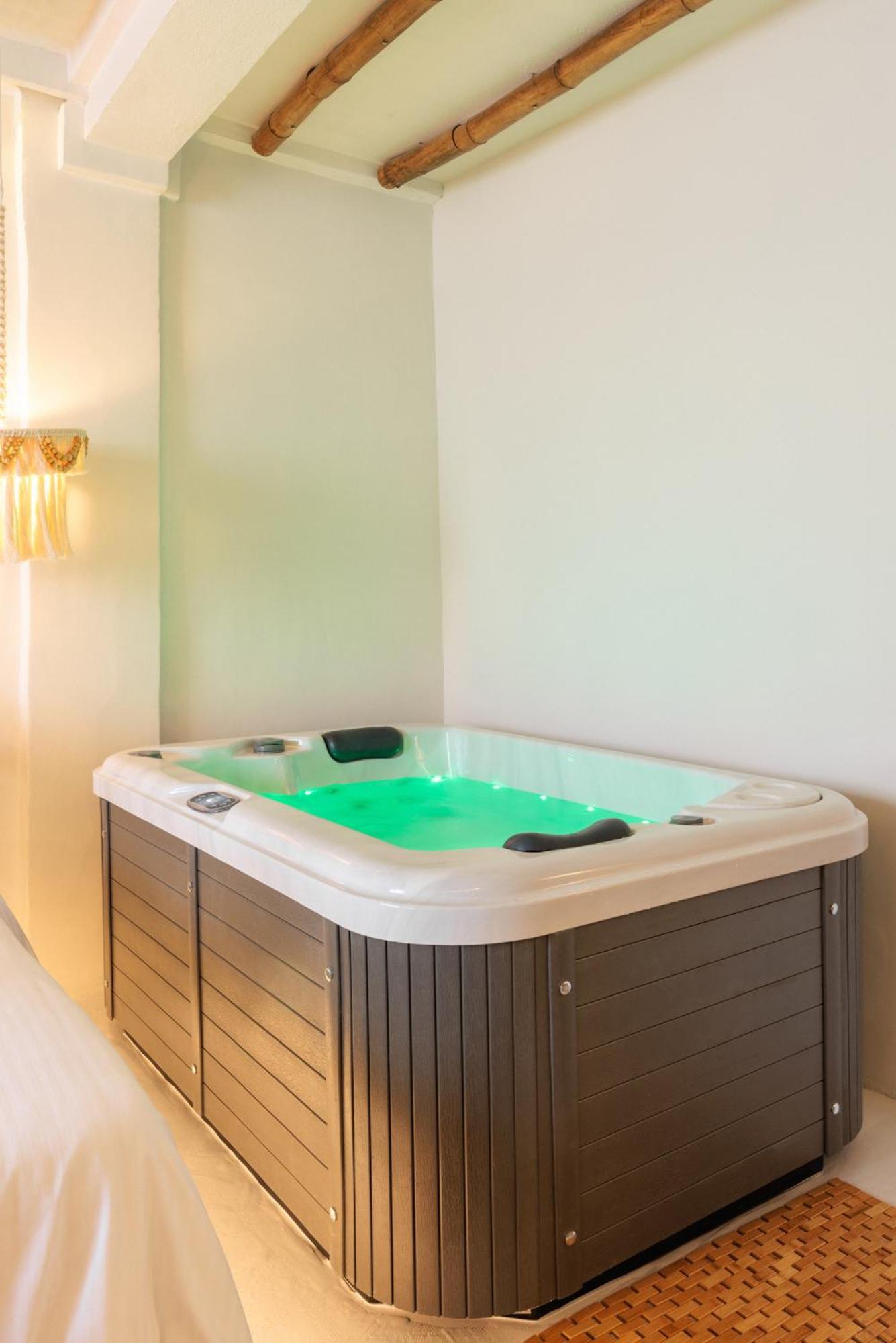 Unique Room-jacuzzi And Balcony * Salonic