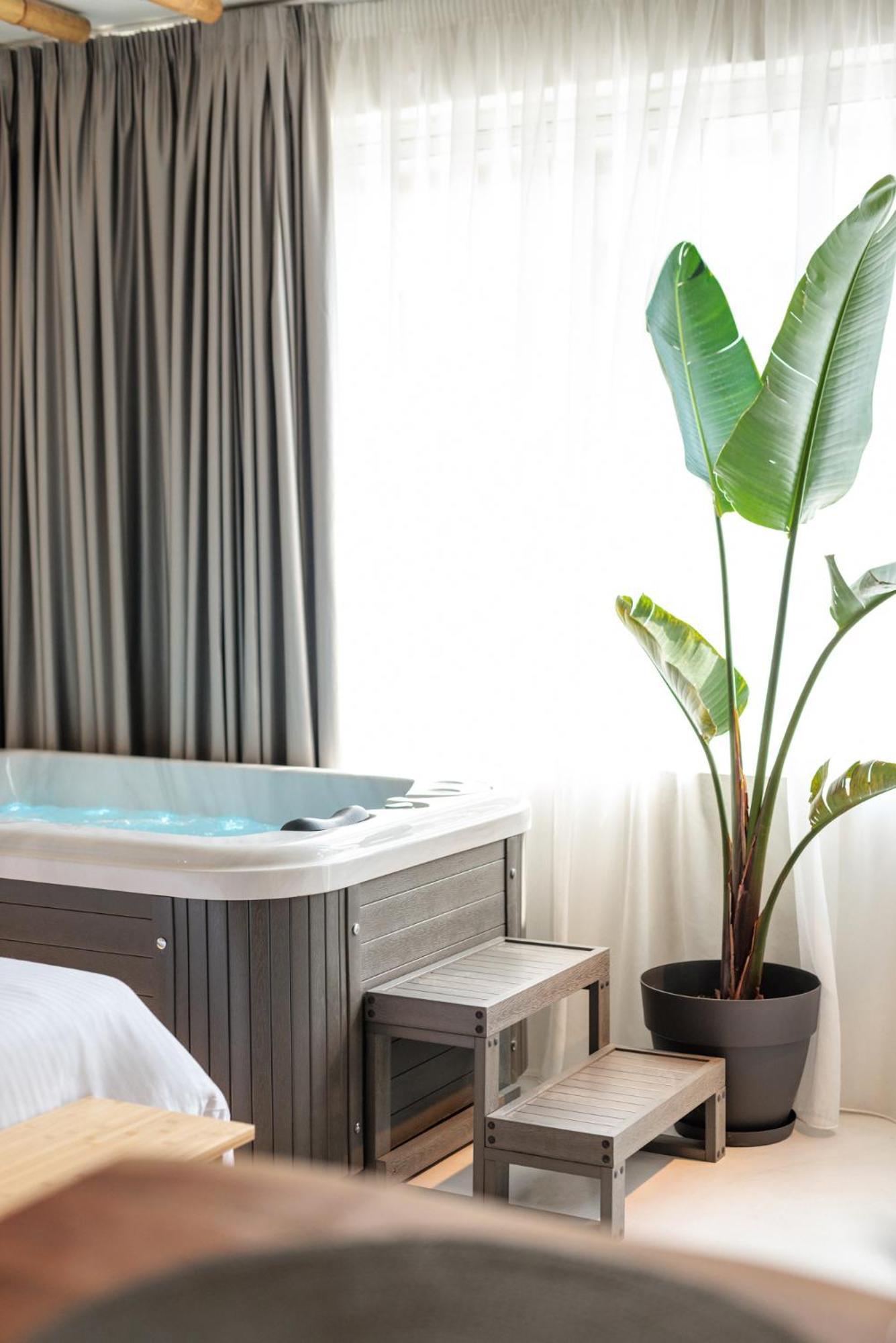 Unique Room-jacuzzi And Balcony Apartment
